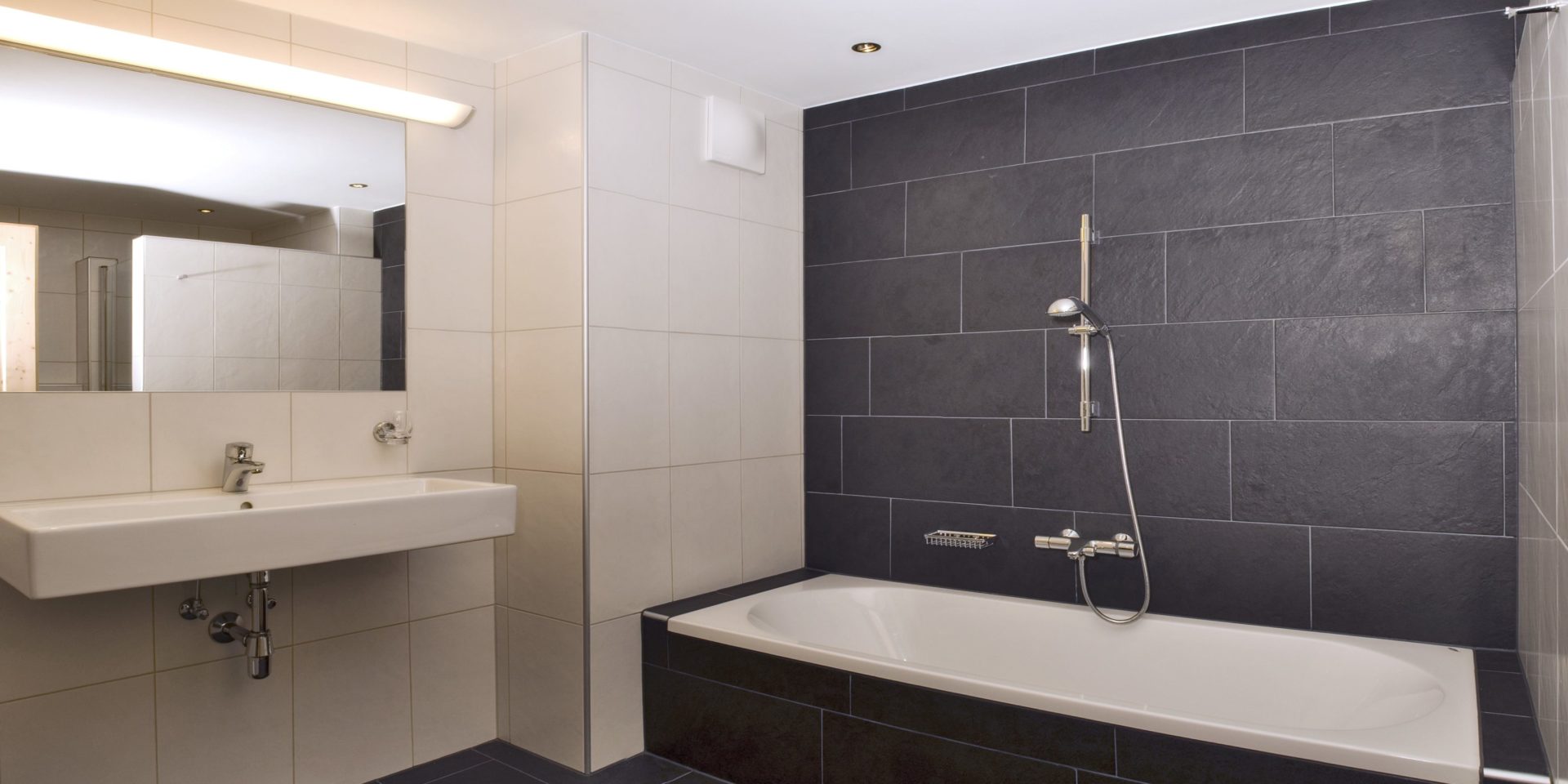 Residence Zillertal Gerlos Zillertal Arena Oostenrijk wintersport skivakantie luxe badkamer D bad wastafel spiegel