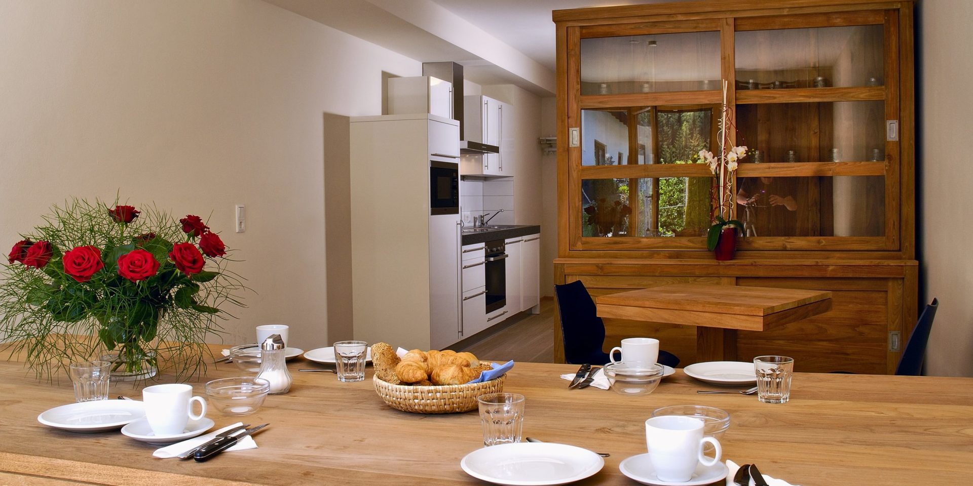 Residence Zillertal Gerlos Zillertal Arena Oostenrijk wintersport skivakantie luxe appartement ontbijt bloemen eettafel stoelen kast keuken planten