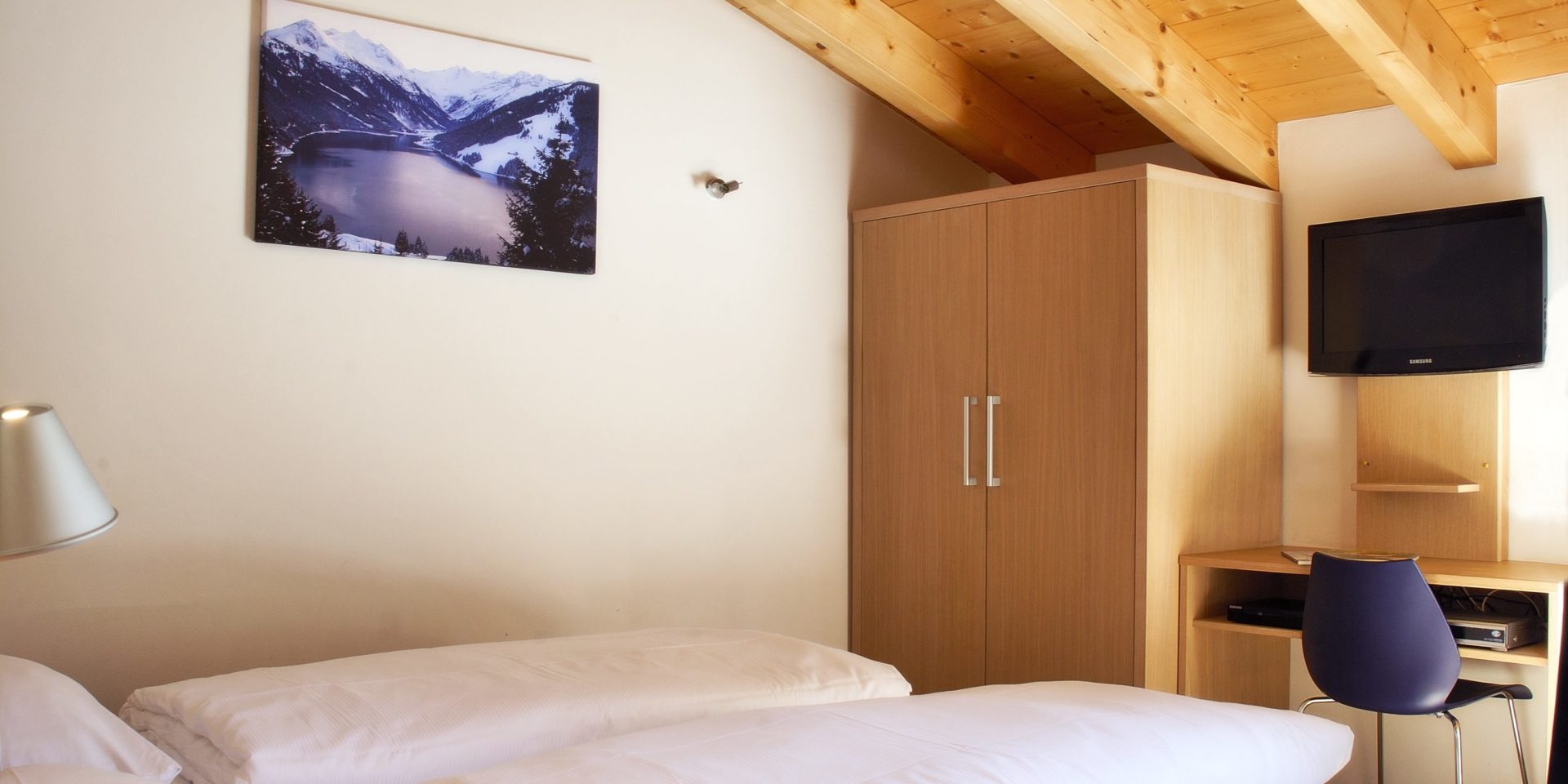 Residence Zillertal Gerlos Zillertal Arena Oostenrijk wintersport skivakantie luxe slaapkamer Type C aparte bedden bureau stoel TV kast schilderij