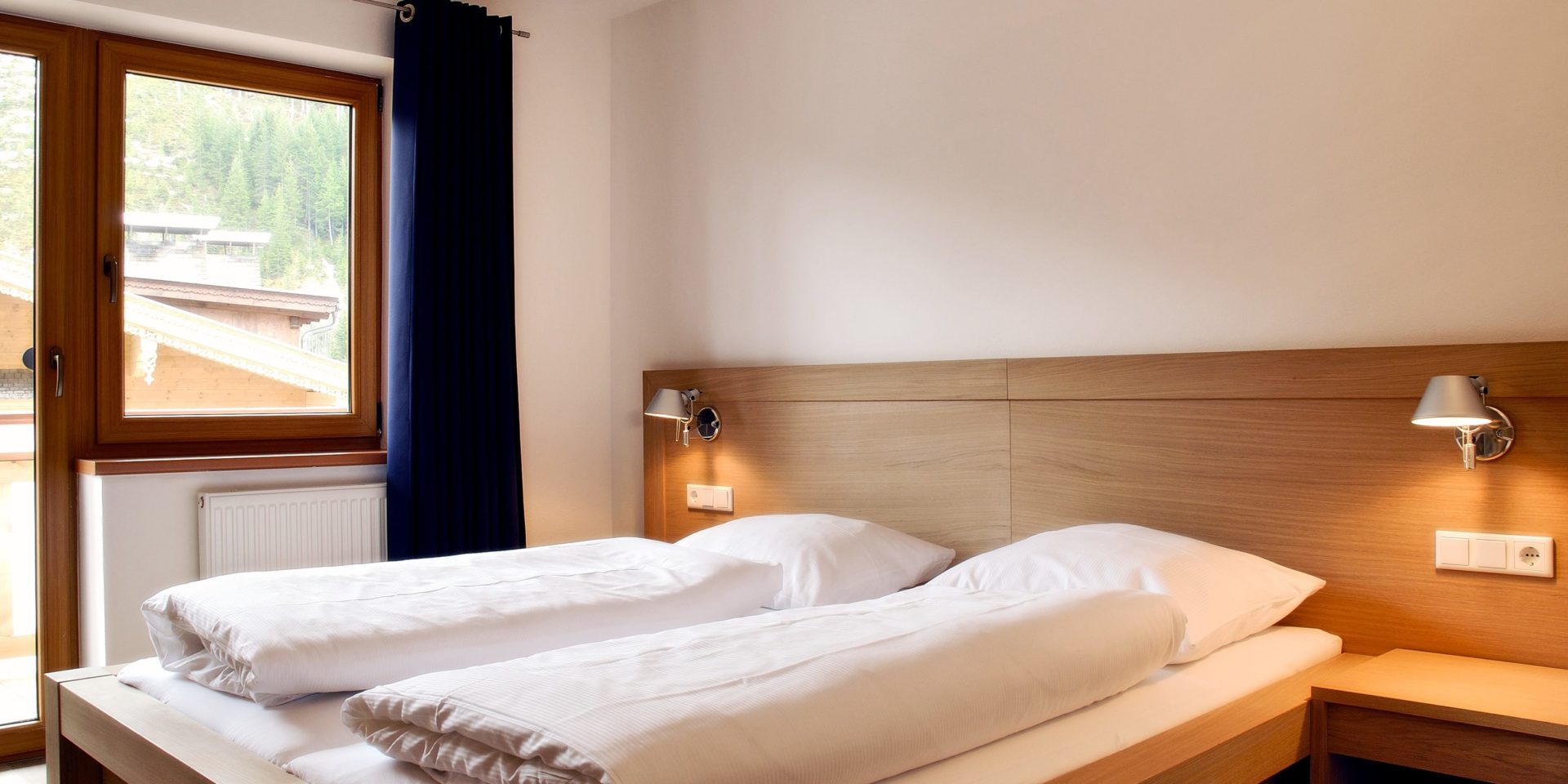 Residence Zillertal Gerlos Zillertal Arena Oostenrijk wintersport skivakantie luxe slaapkamer Type C aparte bedden nachtlampjes raam