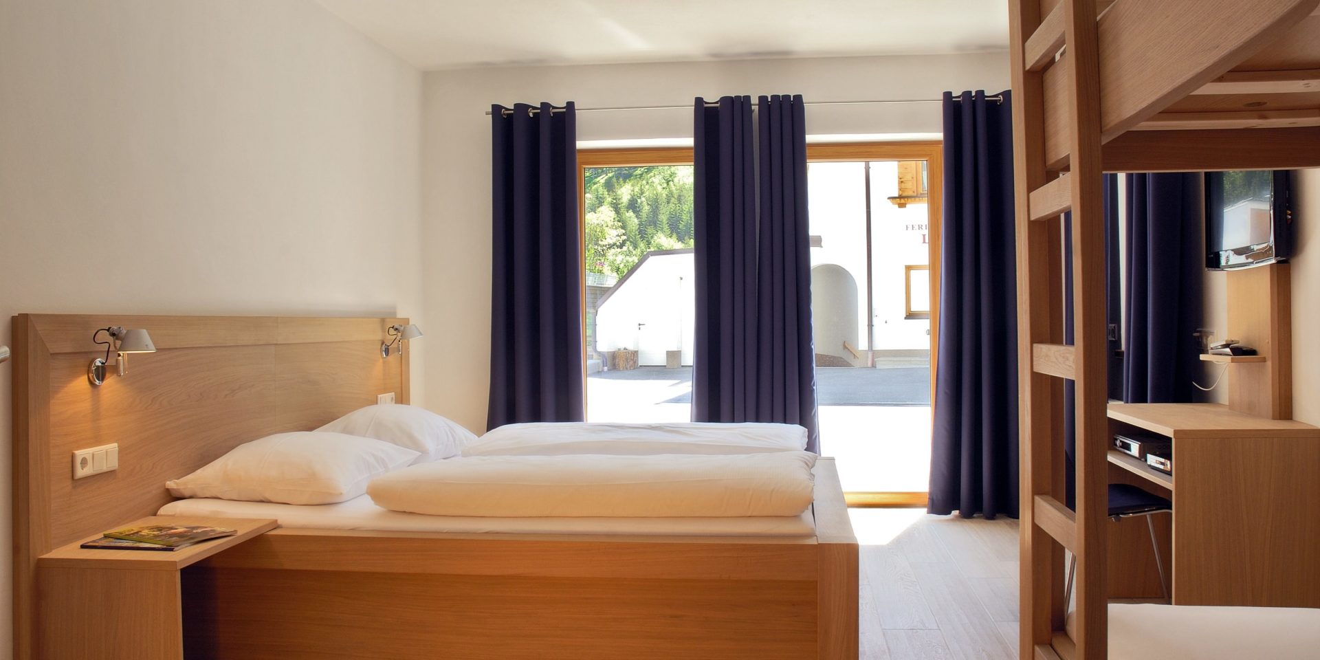 Residence Zillertal Gerlos Zillertal Arena Oostenrijk wintersport skivakantie luxe slaapkamer Type D 2-persoonsbed stapelbed bureau stoel hoge ramen