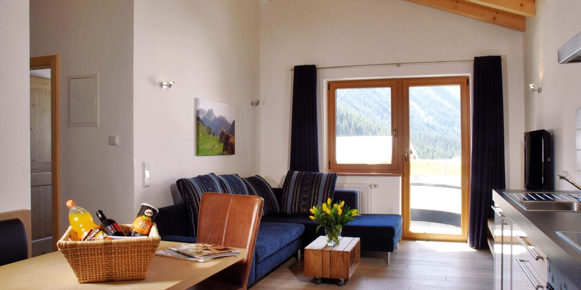 Residence Zillertal Gerlos Zillertal Arena Oostenrijk wintersport skivakantie luxe woonkamer Type A hoekbank eettafel stoelen welkomstpakket keuken ramen uitzicht