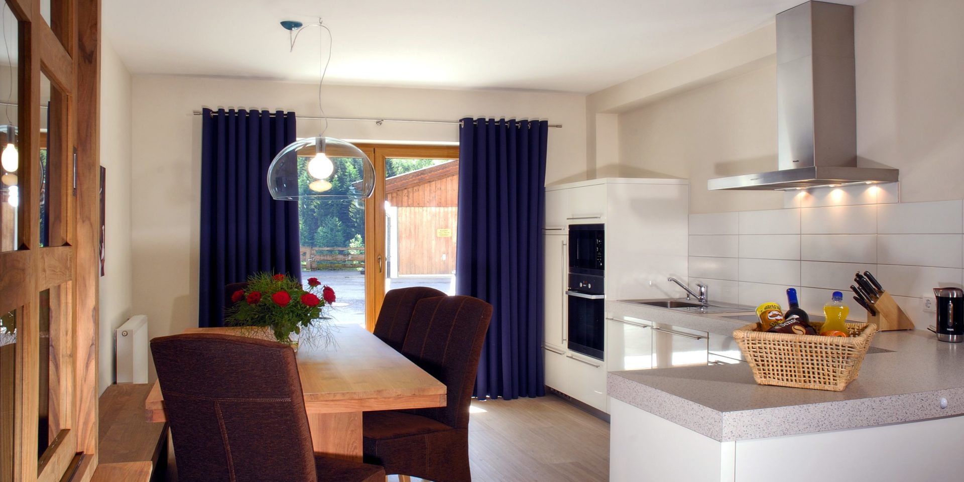 Residence Zillertal Gerlos Zillertal Arena Oostenrijk wintersport skivakantie luxe woonkamer Type B eettafel stoelen welkomstpakket keuken bloemen ramen