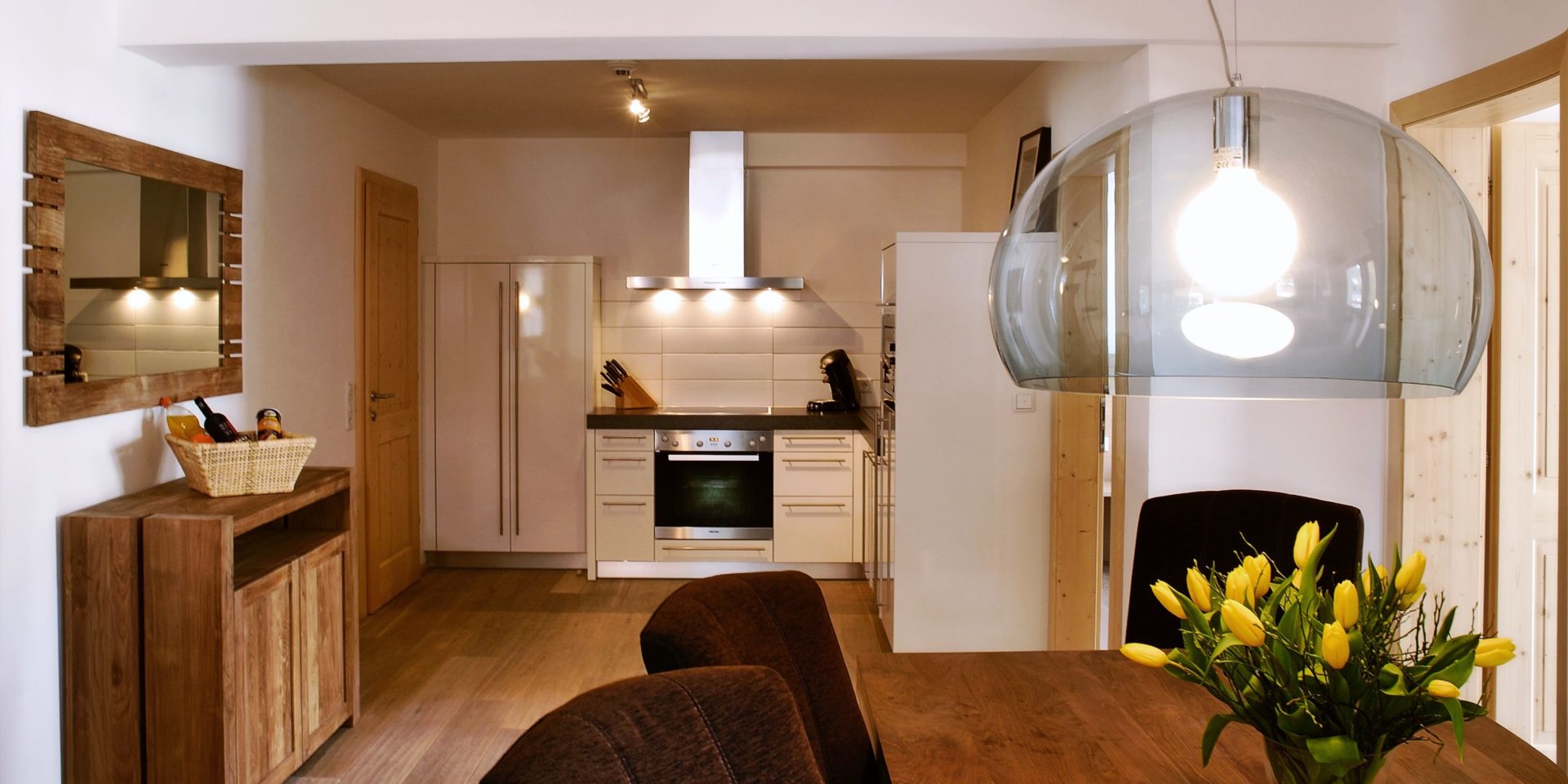 Residence Zillertal Gerlos Zillertal Arena Oostenrijk wintersport skivakantie luxe woonkamer Type C eettafel stoelen kast welkomstpakket keuken bloemen