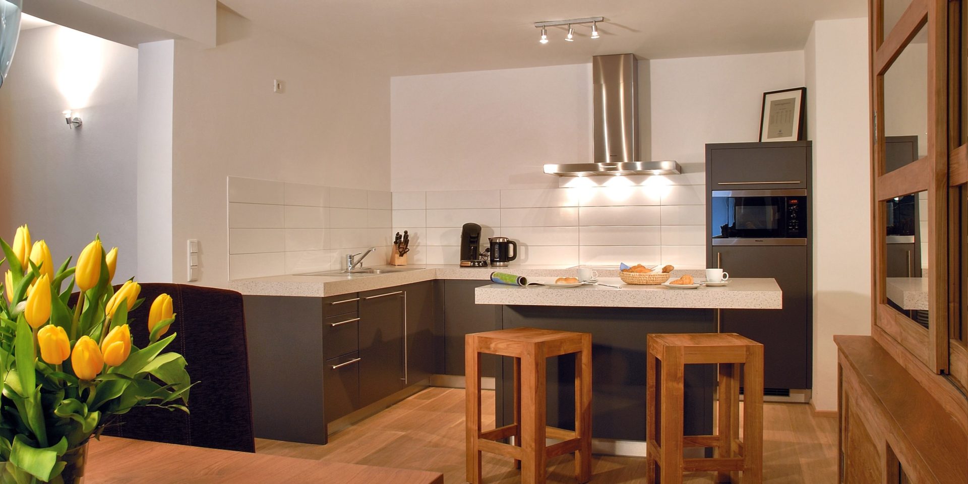 Residence Zillertal Gerlos Zillertal Arena Oostenrijk wintersport skivakantie luxe woonkamer Type D bloemen keuken eiland ontbijt krukken kast
