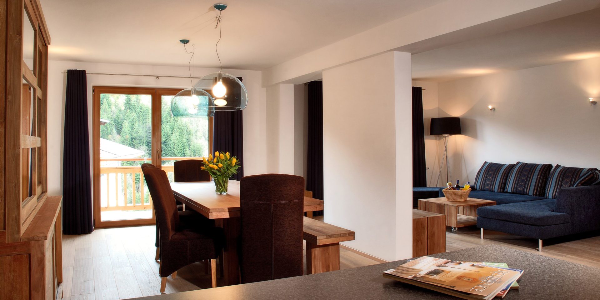 Residence Zillertal Gerlos Zillertal Arena Oostenrijk wintersport skivakantie luxe woonkamer Type D bloemen eettafel stoelen hoekbank kast salontafel welkomstpakket lamp ramen balkon