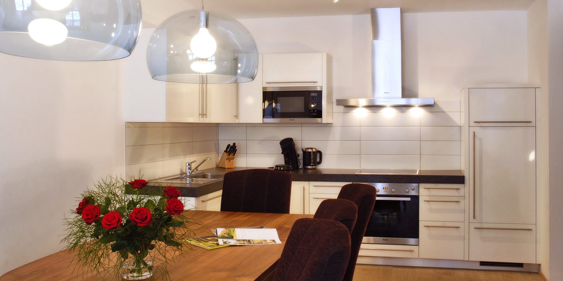 Residence Zillertal Gerlos Zillertal Arena Oostenrijk wintersport skivakantie luxe woonkamer Type D bloemen eettafel stoelen keuken lampen messenblok