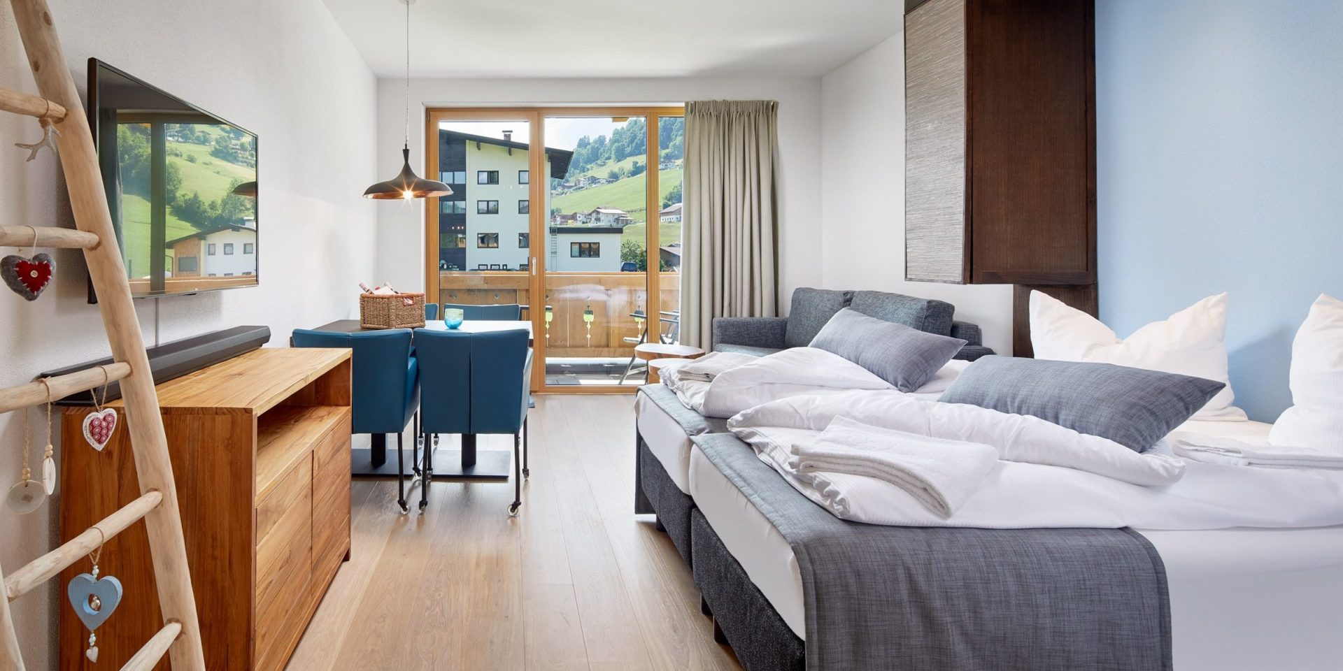 Residenz Drachenstein Niederau Wildschonau Oostenrijk wintersport skivakantie luxe appartement D2 aparte bedden TV kast eettafel stoelen balkon stoel