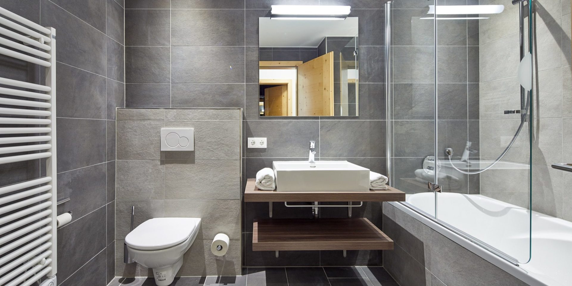 Residenz Drachenstein Niederau Wildschonau Oostenrijk wintersport skivakantie luxe badkamer D4A bad wastafel handdoekenrek spiegel