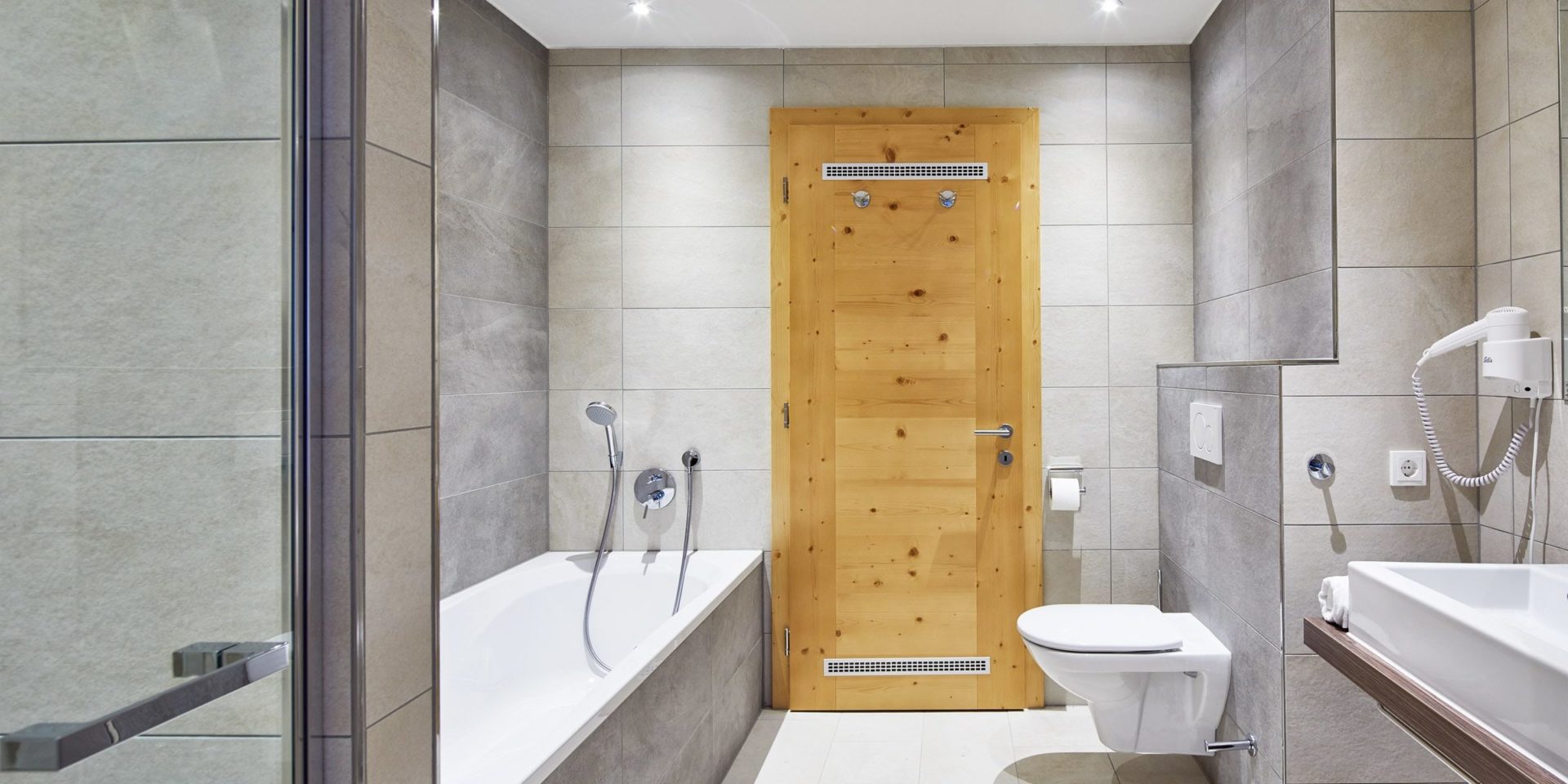 Residenz Drachenstein Niederau Wildschonau Oostenrijk wintersport skivakantie luxe badkamer D8A bad douche wastafel fohn