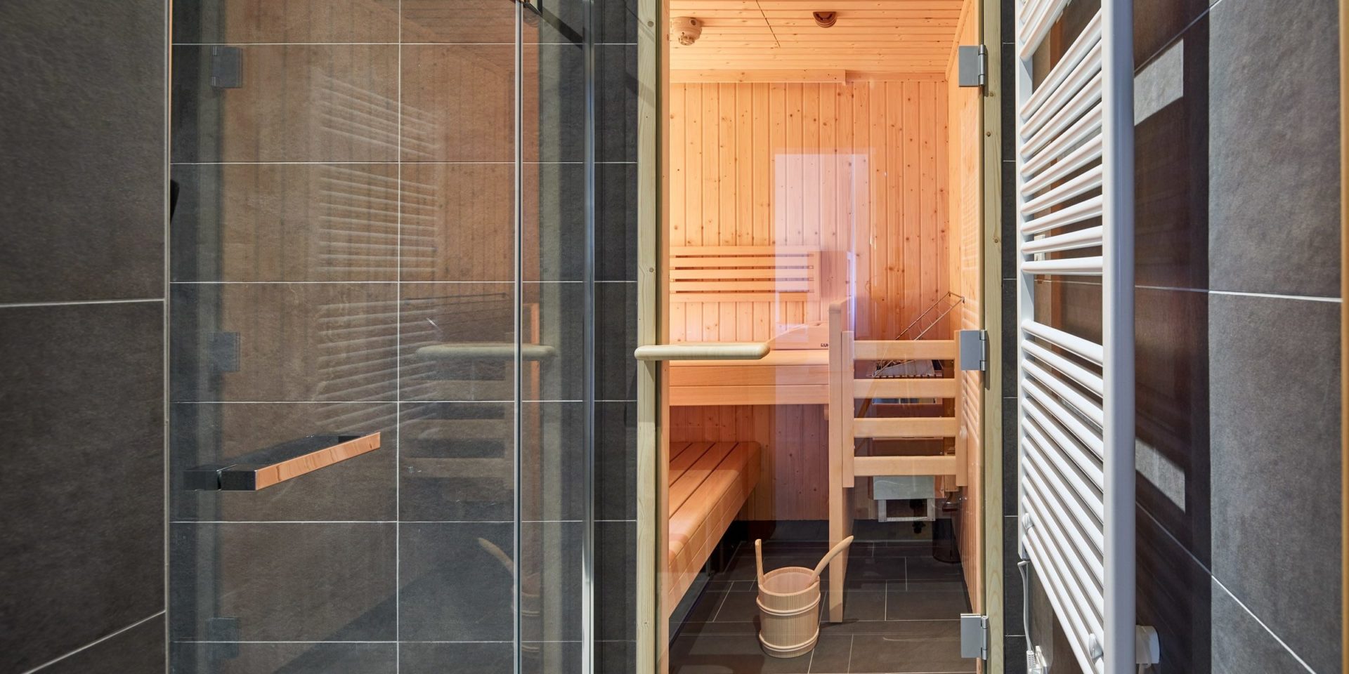 Residenz Drachenstein Niederau Wildschonau Oostenrijk wintersport skivakantie luxe badkamer D10 sauna handdoekenrek