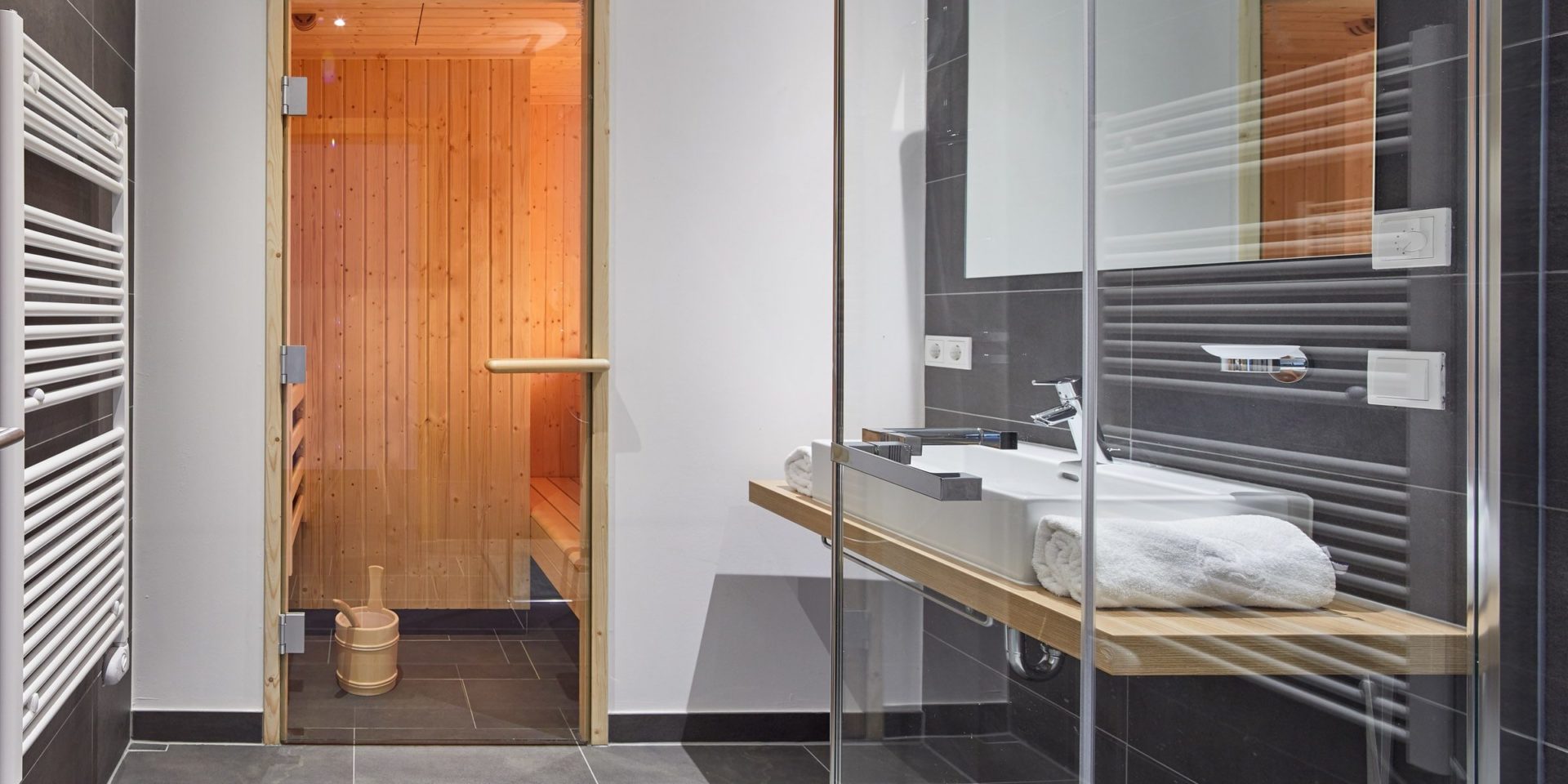 Residenz Drachenstein Niederau Wildschonau Oostenrijk wintersport skivakantie luxe badkamer D12 sauna wastafel handdoek spiegel handdoekenrek