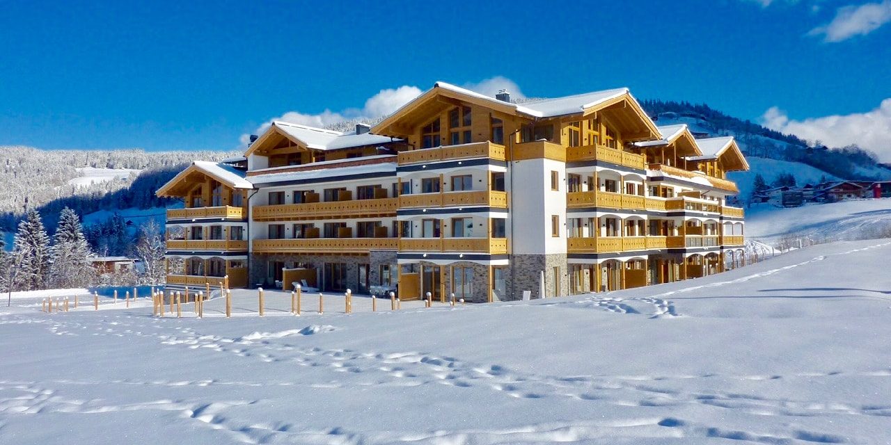 Residenz Drachenstein Niederau Wildschonau Oostenrijk wintersport skivakantie luxe voorkant residence ligging sneeuw bomen bergen