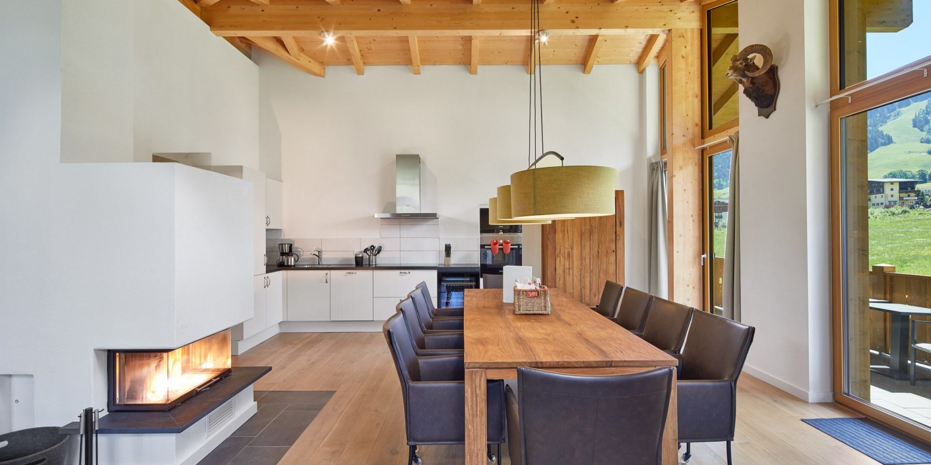 Residenz Drachenstein Niederau Wildschonau Oostenrijk wintersport skivakantie luxe appartement D10 eettafel stoelen lampen open haard keuken houten balken balkon tafel stoelen