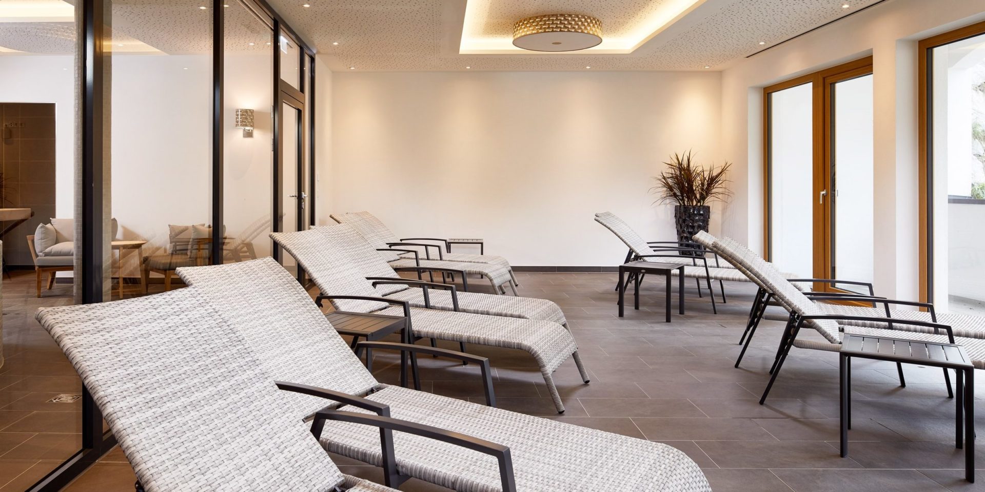 Residenz Drachenstein Niederau Wildschonau Oostenrijk wintersport skivakantie luxe Spa ligstoelen zitje bank ontspannen relaxen