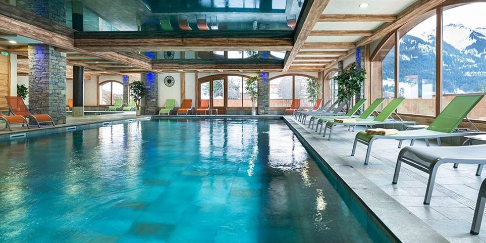 MGM Residence Anitea Valmorel Le Grand Domaine Frankrijk wintersport skivakantie luxe zwembad ligstoelen uitzicht bergen sneeuw zwemmen ontspanning relaxen
