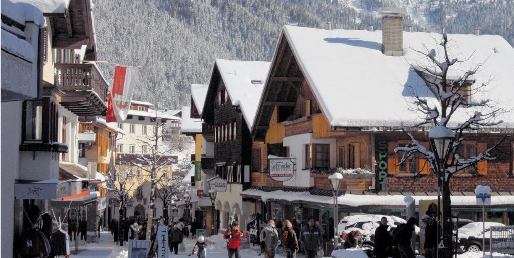 Sankt Anton Arlberg Oostenrijk Sankt Anton Arlberg Oostenrijk wintersport skivakantie luxe dorp bomen bergen sneeuw dorpsstraat winkeltjes