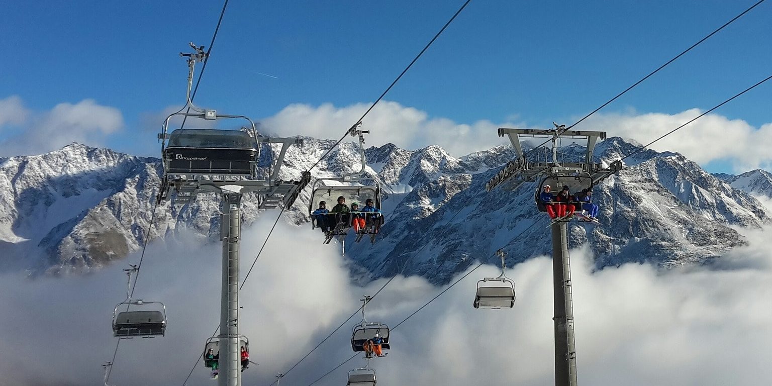 Skilift wintersport skivakantie luxe stoeltjeslift bergen sneeuw mensen
