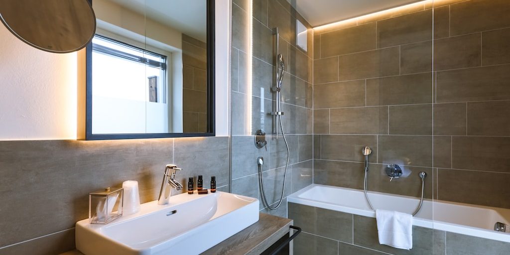 Hotel 24 by Avenida Kaprun Zell am See-Kaprun Oostenrijk wintersport skivakantie luxe 2-persoonskamer 24 badkamer bad wastafel spiegel handdoek badproducten