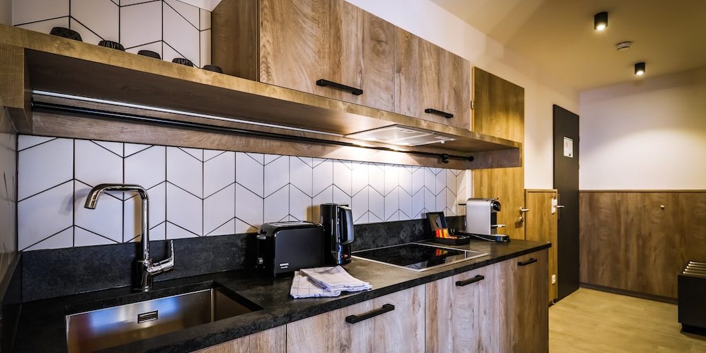 Hotel 24 by Avenida Kaprun Zell am See-Kaprun Oostenrijk wintersport skivakantie luxe 2 slaapkamer suite keuken wasbak kookplaat broodrooster hout verlichting
