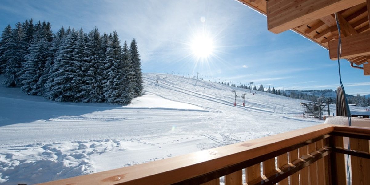 Altitude Lodge Les Gets les Portes du Soleil Frankrijk wintersport skivakantie luxe uitzicht balkon besneeuwde bomen piste sneeuw