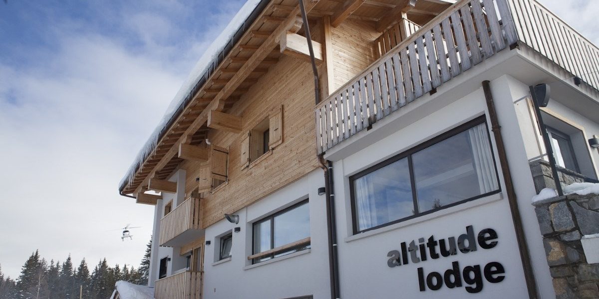 Altitude Lodge Les Gets les Portes du Soleil Frankrijk wintersport skivakantie luxe ligging Altitude Lodge balkon bomen helikopter sneeuw