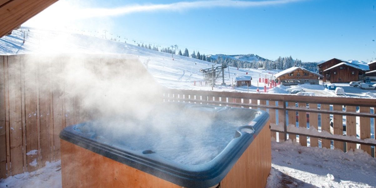 Altitude Lodge Les Gets les Portes du Soleil Frankrijk wintersport skivakantie luxe hot tub balkon uitzicht chalets besneeuwde bomen piste sneeuw ontspannen relaxen genieten