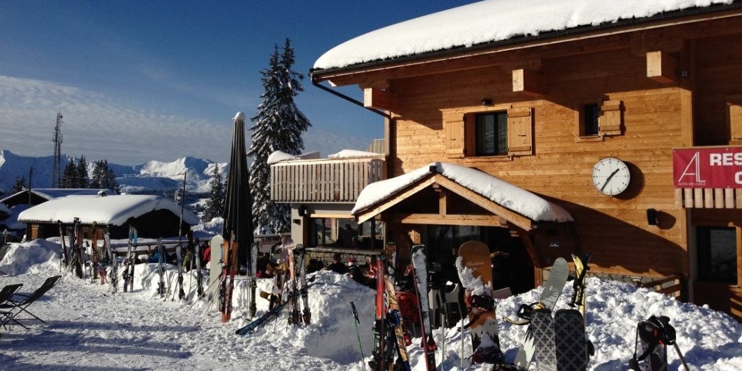 Altitude Lodge Les Gets les Portes du Soleil Frankrijk wintersport skivakantie luxe skimateriaal ski's snowboards sneeuw besneeuwde bomen bergen