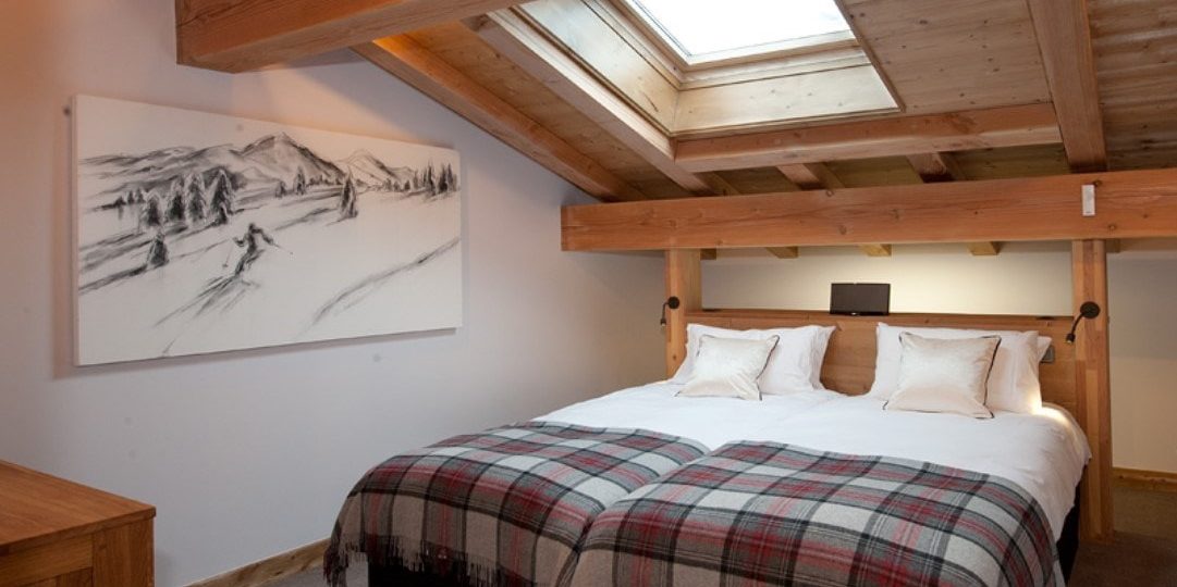 Altitude Lodge Les Gets les Portes du Soleil Frankrijk wintersport skivakantie luxe slaapkamer aparte bedden dakraam schilderij geblokte sprei nachtlampjes