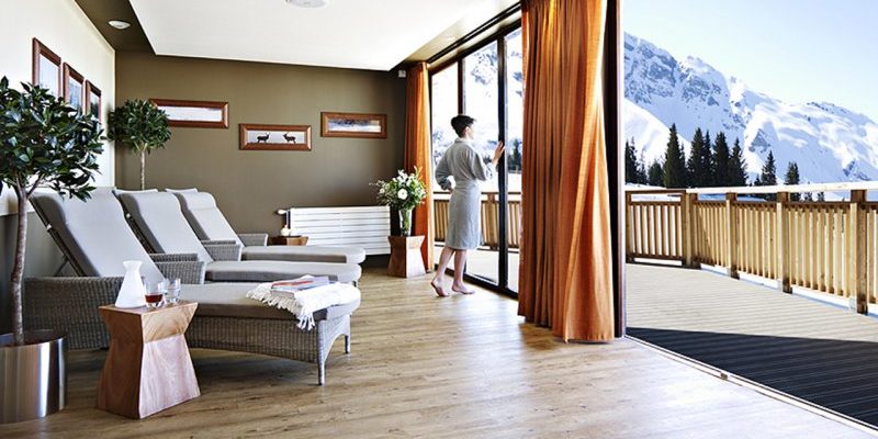 Residence l'Amara Avoriaz Les Portes du Soleil Frankrijk wintersport skivakantie luxe Spa ligstoelen karaf schilderijen dame groene muur plant balkon besneeuwde bergen bomen sneeuw
