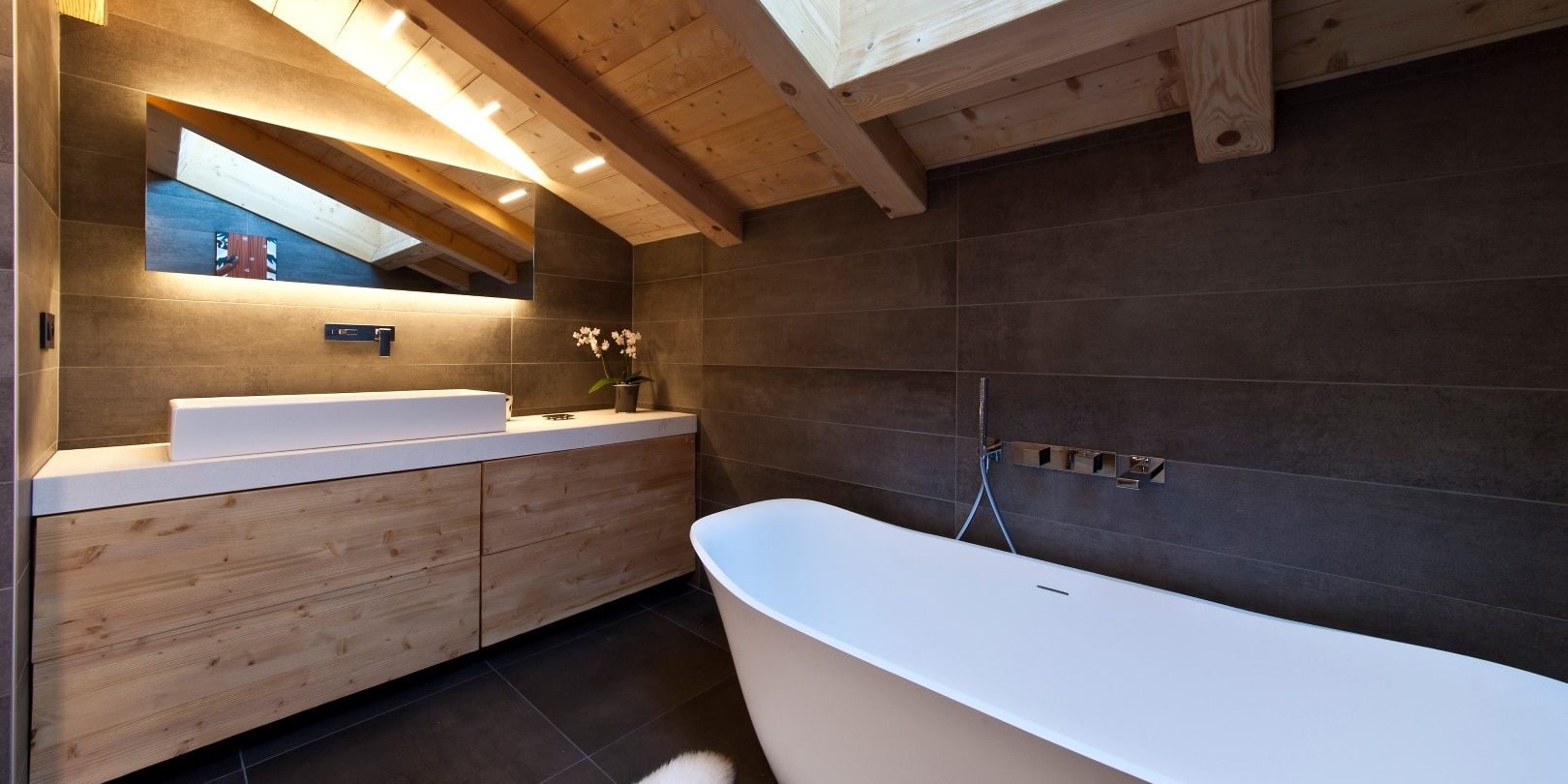 Appartement No. 5 Les Gets Les Portes du Soleil Frankrijk wintersport skivakantie luxe badkamer bad grote wasbak grote spiegel Orchidee dakraam houten balken