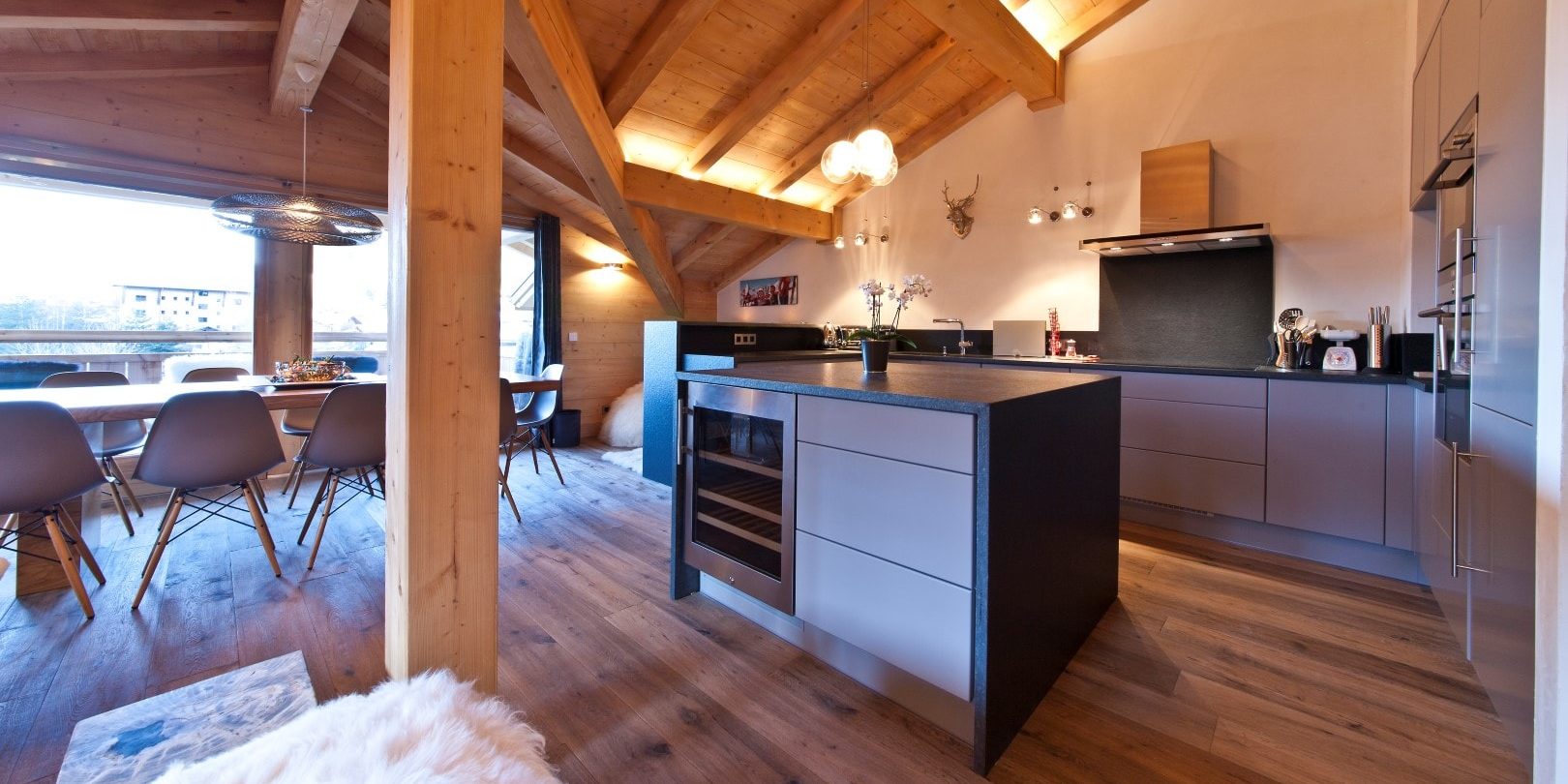 Appartement No. 5 Les Gets Les Portes du Soleil Frankrijk wintersport skivakantie luxe keuken eiland afzuigkap Orchidee eetkamer hanglamp houten balken balkon sneeuw