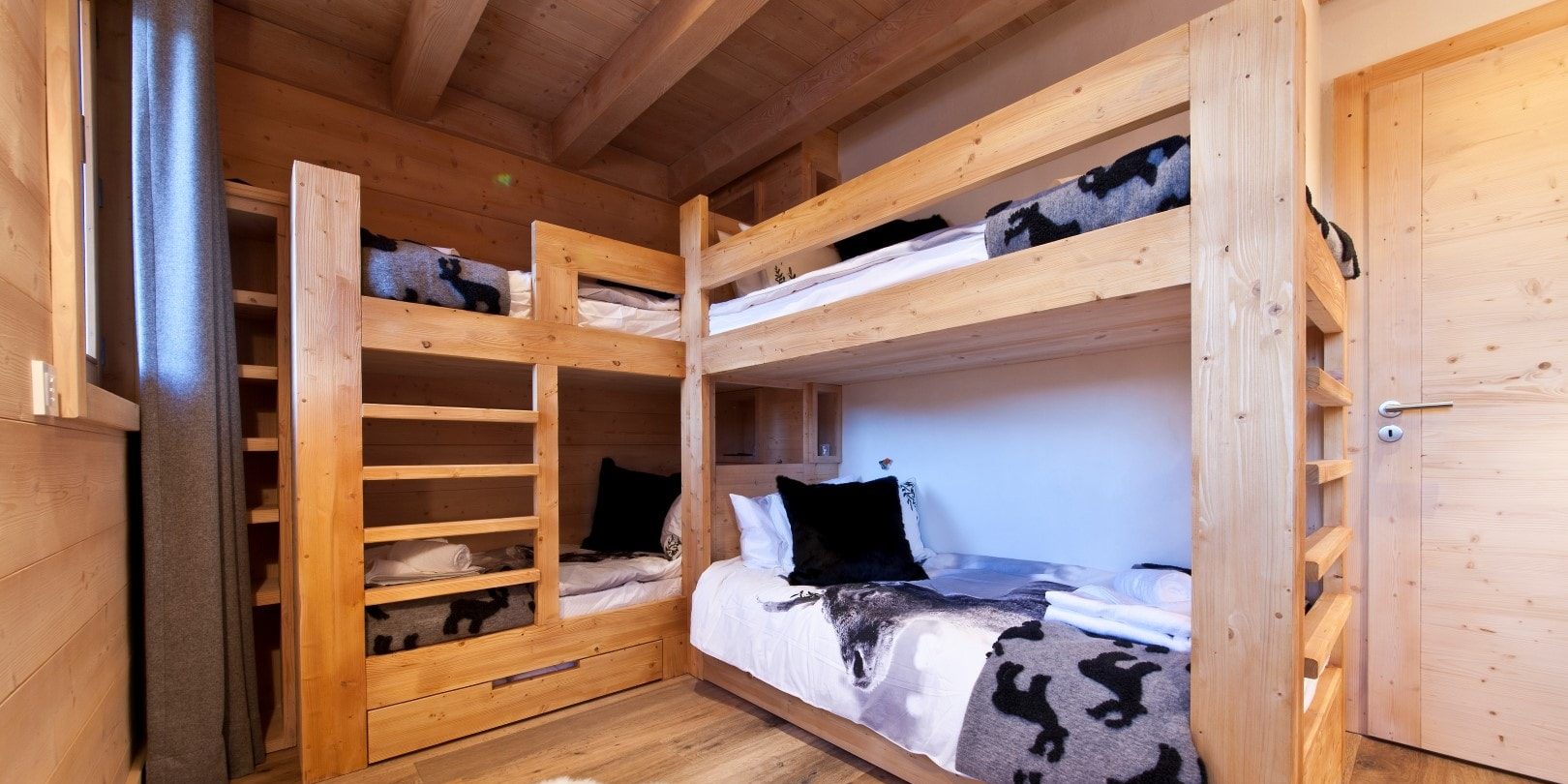 Appartement No. 5 Les Gets Les Portes du Soleil Frankrijk wintersport skivakantie luxe slaapkamer stapelbedden kinderkamer trap houten balken raam gordijn hout