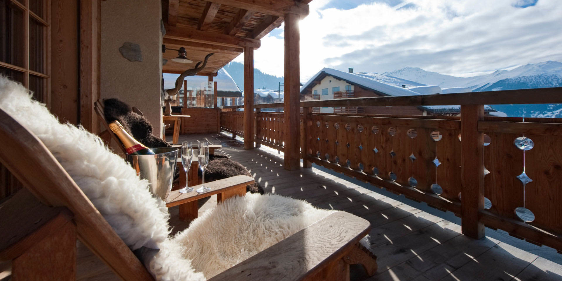Appartement Silver Verbier Les 4 Vallees Zwitserland wintersport skivakantie luxe terras fauteuils Champagne glazen zonnig ontspannen relaxen genieten uitzicht sneeuw bergen