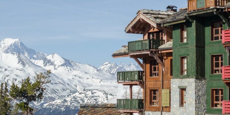 Arc 1950 le Village Arc 1950 Paradiski Frankrijk wintersport skivakantie luxe balkons uitzicht besneeuwde bergen bomen sneeuw