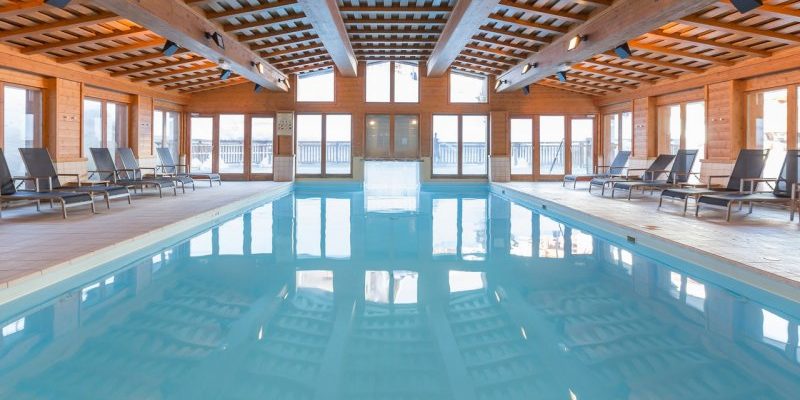 Arc 1950 le Village Arc 1950 Paradiski Frankrijk wintersport skivakantie luxe zwembad Prince des Cimes ligstoelen houten balken balkon zwemmen ontspannen relaxen genieten