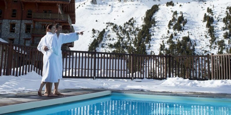 Arc 1950 le Village Arc 1950 Paradiski Frankrijk wintersport skivakantie luxe buiten zwembad zwemmen ontspannen relaxen genieten appartementen mensen badjas bomen sneeuw