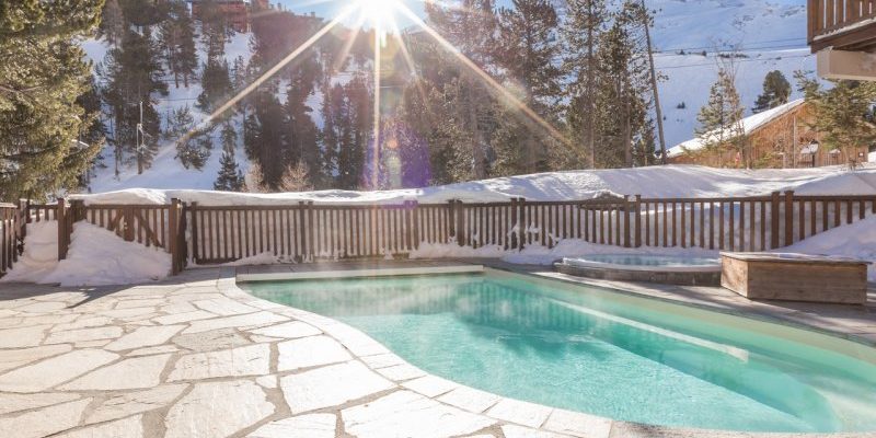Arc 1950 le Village Arc 1950 Paradiski Frankrijk wintersport skivakantie luxe buiten zwembad zwemmen ontspannen relaxen genieten zon balkons bomen sneeuw