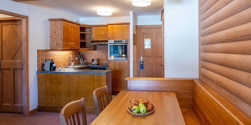 Arc 1950 le Village Arc 1950 Paradiski Frankrijk wintersport skivakantie luxe keuken eettafel bankje vers fruit houten wanden houten keuken