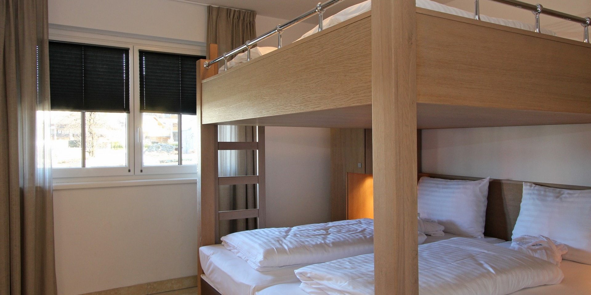 Avenida Mountain Resort Kaprun Zell am See-Kaprun Oostenrijk wintersport skivakantie luxe B2 slaapkamer 2-persoonsbeddden stapelbed trap ramen