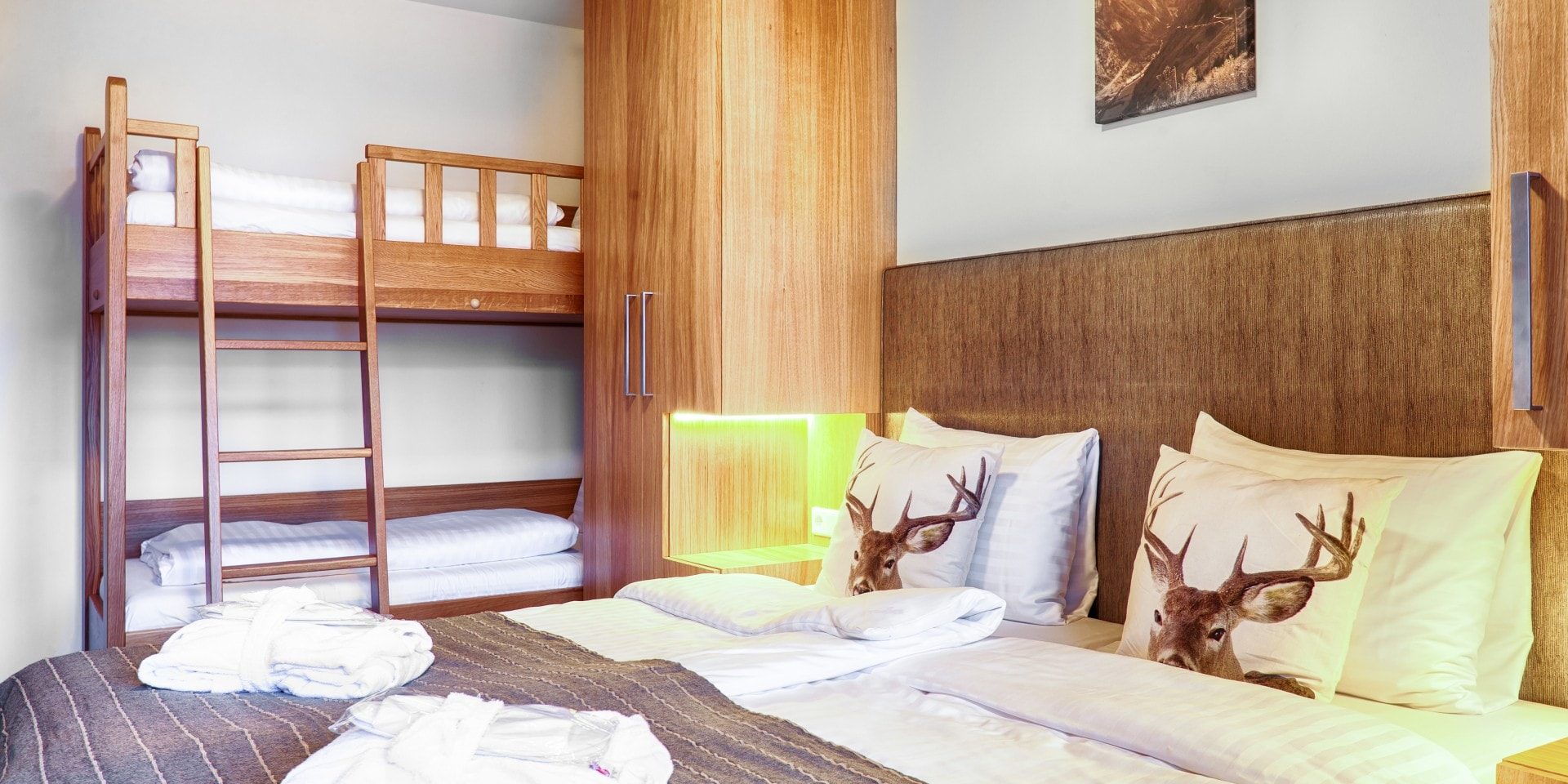 Avenida Mountain Resort Kaprun Zell am See-Kaprun Oostenrijk wintersport skivakantie luxe D17 slaapkamer 2-persoonsbed stapelbed trap kussens herten schilderij badjassen wandlamp