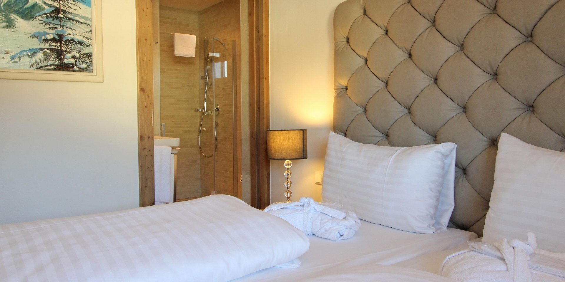 Avenida Mountain Resort Kaprun Zell am See-Kaprun Oostenrijk wintersport skivakantie luxe E20 aparte bedden badjassen leren hoofdbord badkamer douche schilderij lamp
