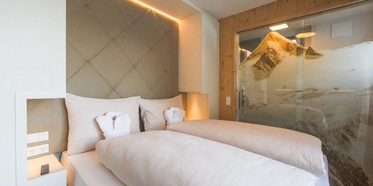 Hotel Avenida Panorama Suites Kaprun Zell am See-Kaprun Oostenrijk wintersport skivakantie luxe Suites 2-persoonsbed hoofdbord muurschildering bergen wandlampen