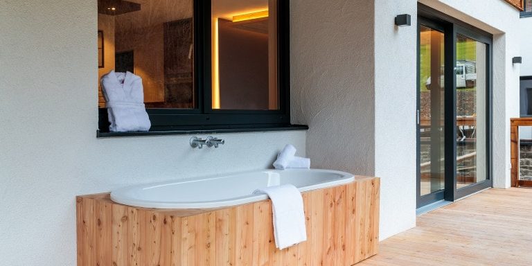 Hotel Avenida Panorama Suites Kaprun Zell am See-Kaprun Oostenrijk wintersport skivakantie luxe Suites 313 314 bad badjas raam balkon