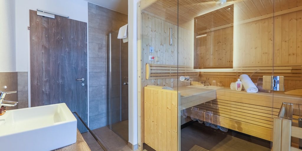 Penthouses Avenida Panorama Suites Kaprun Zell am See-Kaprun Oostenrijk wintersport skivakantie luxe Penthouse 4 badkamer sauna douche wastafel handdoek