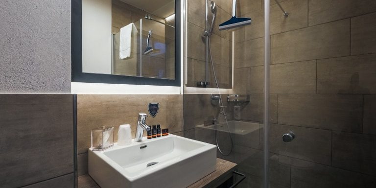 Hotel Avenida Panorama Suites Kaprun Zell am See-Kaprun Oostenrijk wintersport skivakantie luxe Studio 302 badkamer douche wastafel spiegel badproducten