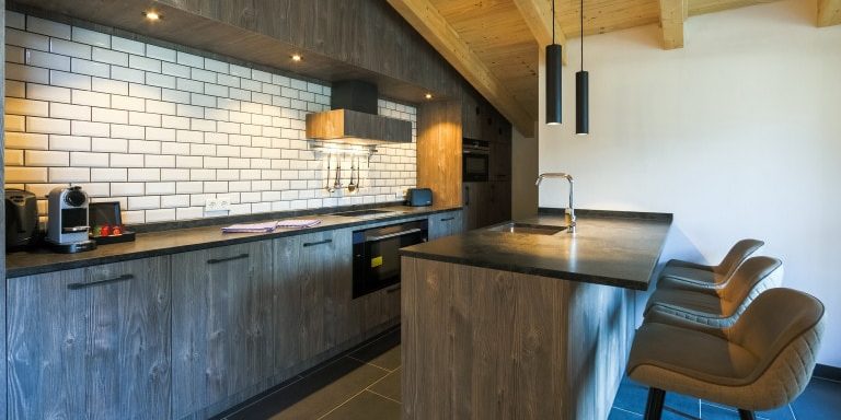 Penthouses Avenida Panorama Suites Kaprun Zell am See-Kaprun Oostenrijk wintersport skivakantie luxe Penthouse MIVA keuken eiland barkrukken hanglampen houten balken