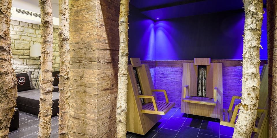 Hotel Avenida Panorama Suites Kaprun Zell am See-Kaprun Oostenrijk wintersport skivakantie luxe wellness ligstoelen infraroodcabine boomstammen verlichting