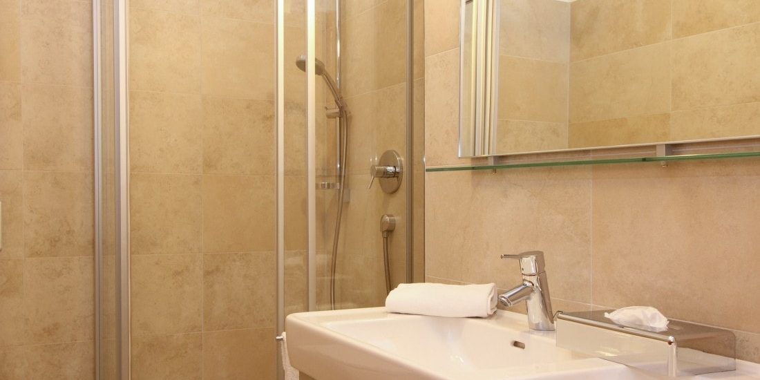 Avenida Style Kaprun Zell am See-Kaprun Oostenrijk wintersport skivakantie luxe Top 1 badkamer douche spiegel wastafel handdoek