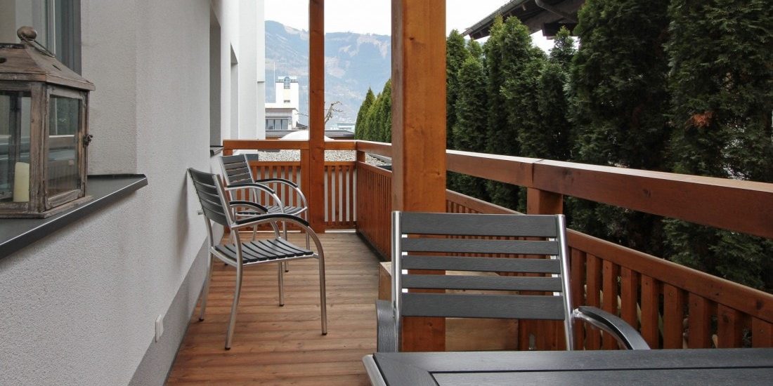 Avenida Style Kaprun Zell am See-Kaprun Oostenrijk wintersport skivakantie luxe Top 1 balkon tafel stoelen bomen windlicht dorp